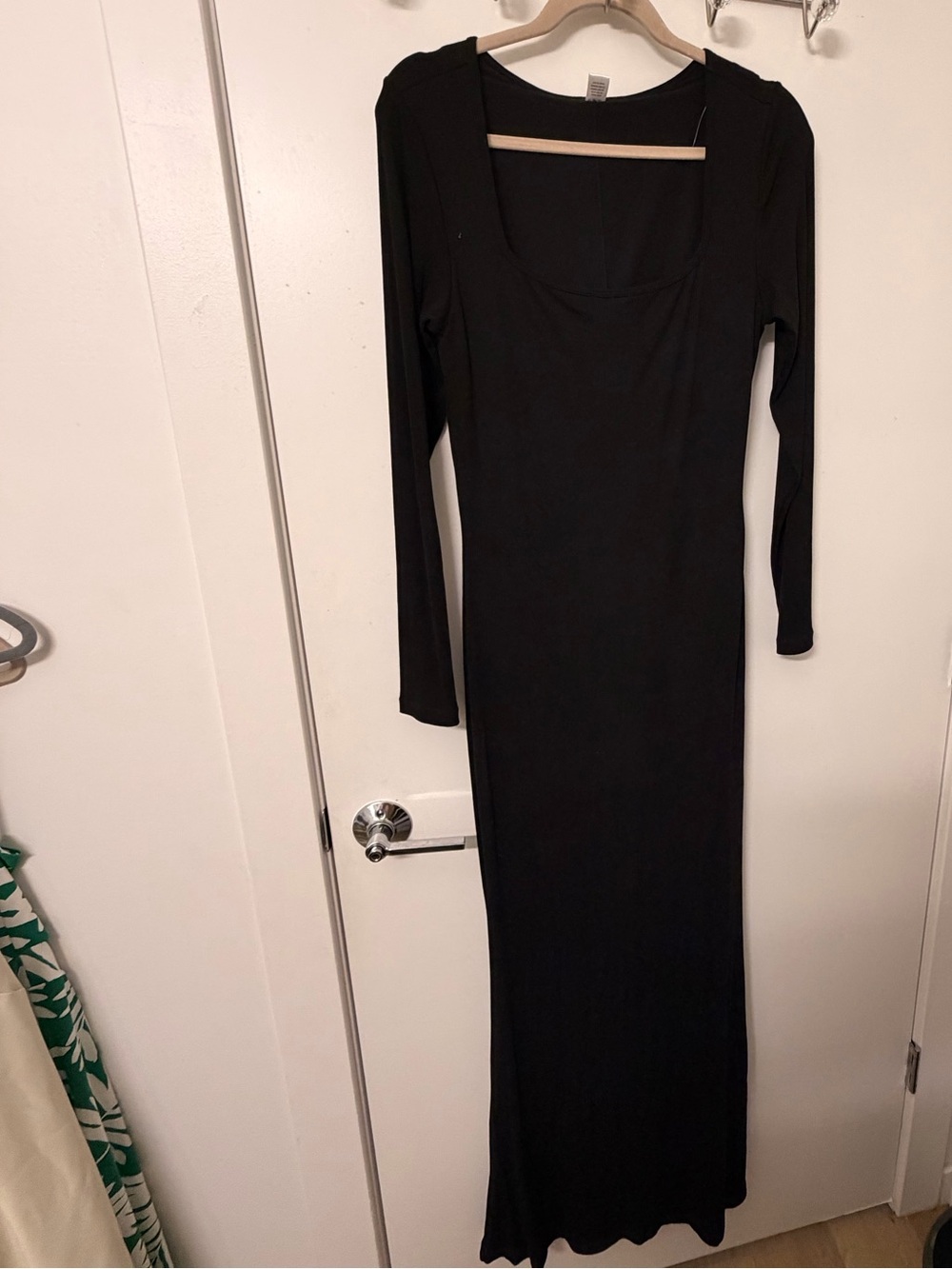 Elegant Black Long-Sleeve Maxi Dress with Scoop Neck